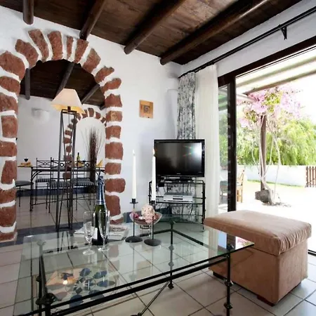 Playa Blanca Sleeps 6 Pool Wifi Villa